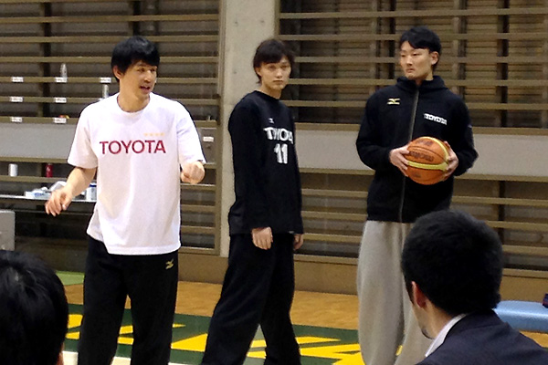 伊藤拓摩アシスタントコーチと実技をサポートするルーキーの宇都直輝選手と田中大貴選手