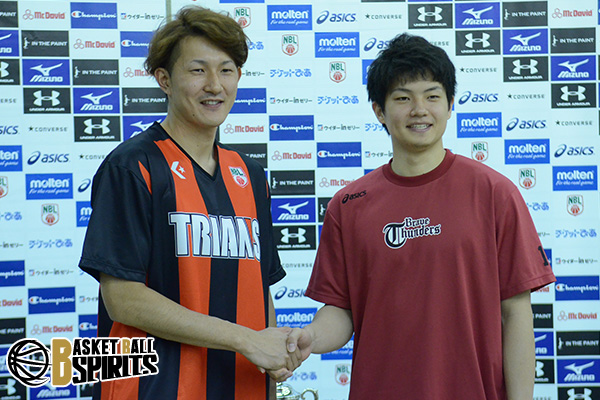（左）和歌山#9川村　卓也選手（右）東芝神奈川#14辻　直人選手