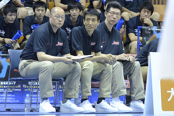 （左から）吉田健司コーチ、池内泰明ヘッドコーチ、陸川章コーチ