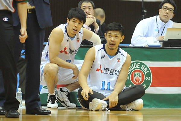 出番を待つ石崎　巧選手（左）と鵜澤　潤キャプテン