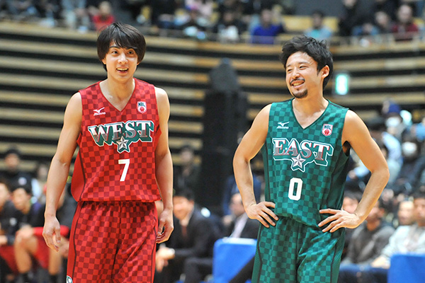 笑顔を見せながらも、それぞれの特長を披露した選手たち。 （左）五十嵐 圭選手（右）田臥 勇太選手