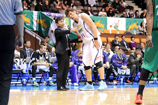 レバンガ北海道(左）水野宏太ヘッドコーチ代行（右）青野文彦選手