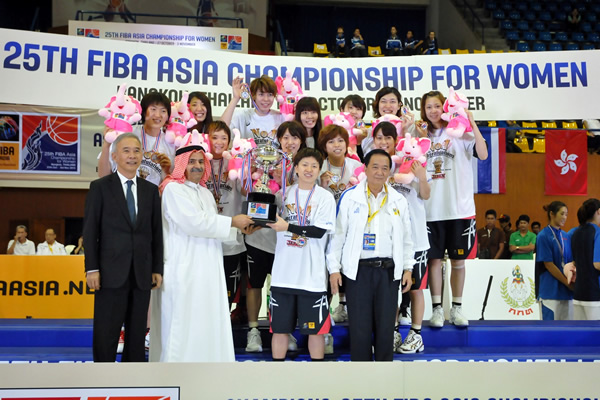 第25回FIBA Asia女子選手権（2013年）で43年ぶりの優勝。トロフィーを掲げるキャプテン大神