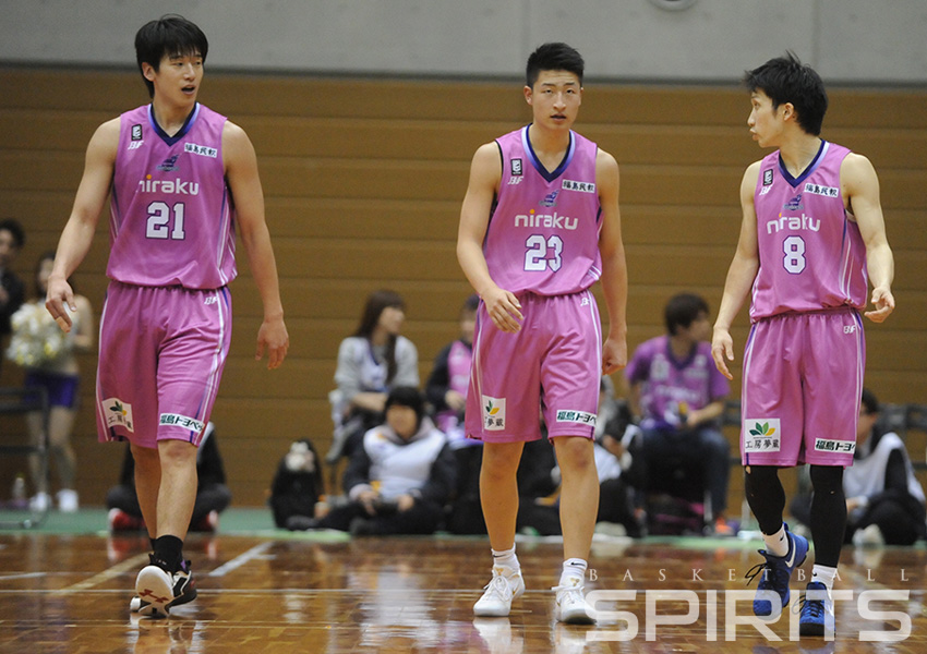 （右から）#8村上慎也キャプテン、#23水野幹太選手、#21菅野翔太選手