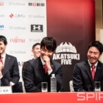 笑いを堪えられない選手たち。前列左から #7 篠山竜青 #15 竹内譲次 #6 比江島慎