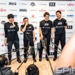 大勢のメディアに囲まれてのインタビュー中、リラックスした場面も。