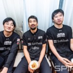 一瞬、リラックスしていたところを直撃。左から #24 田中大貴 #51 古川孝敏 #8 太田敦也